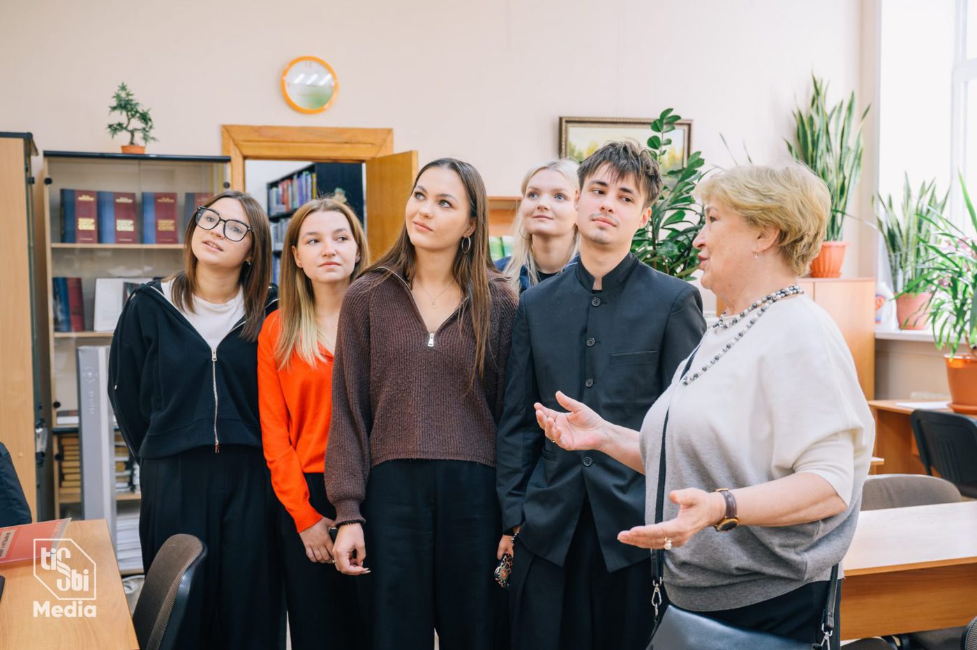 Галина Ахмина рассказывает студентам о выставке